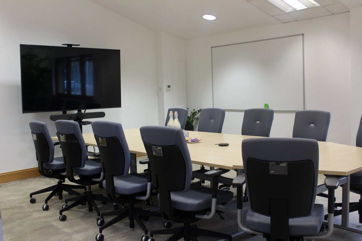 WorkWellOffices's tweet photo. Whether delivering projects or departmental catch-ups, our team room is a #functionalspace featuring:
•Innovative wireless technology making your #meetings more interactive
•A layout designed to boost creativity &amp; communication
•Ambient lighting &amp; décor to inspire productivity https://t.co/cbBCzD9WKy