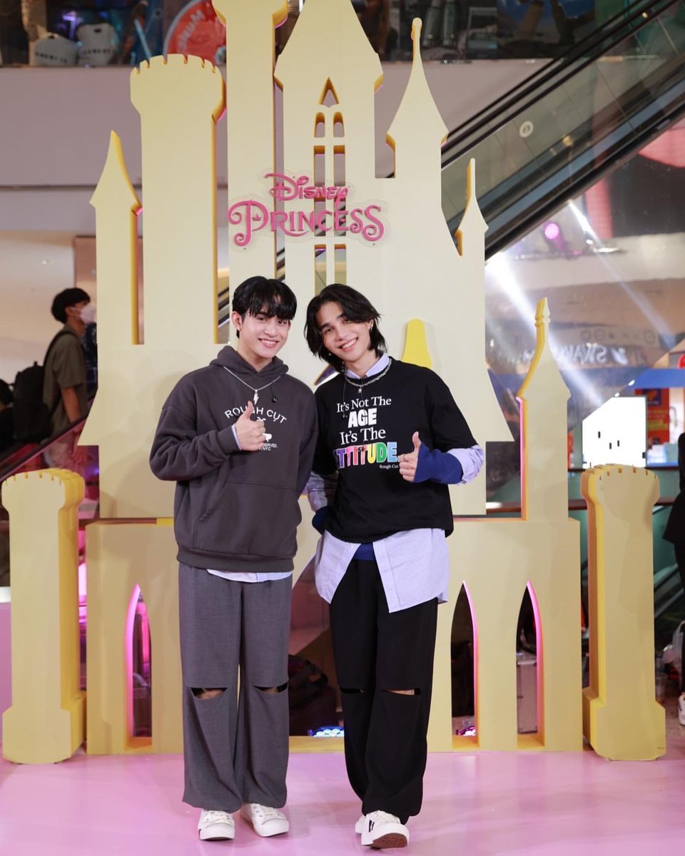 saturnnunitjbc's tweet photo. 𝟢3 | 𝟣1 | 𝟤𝟤 → Fotografías de JeffBarcode en el mini concierto de hoy, en el instagram de Keds Thailand @/kedsthailand.

🔗https://t.co/IO1cL3bJSF

#KedsThilandXJeffBarcode #JeffBarcode https://t.co/y1g2p85BIT