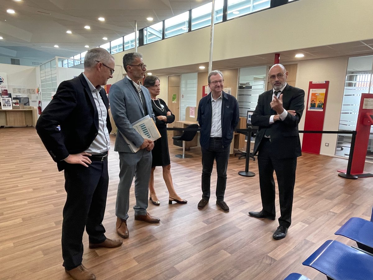 bru_vincent's tweet photo. Visite de l'agence @pole_emploi de #Biarritz. Merci au directeur territorial @DSAINTPAUL et son équipe pour l'accueil chaleureux. J'ai rencontré des conseillers professionnels et engagés. Impressionné par les multiples projets innovants portés par l'agence. https://t.co/NWT1HCp1Bd