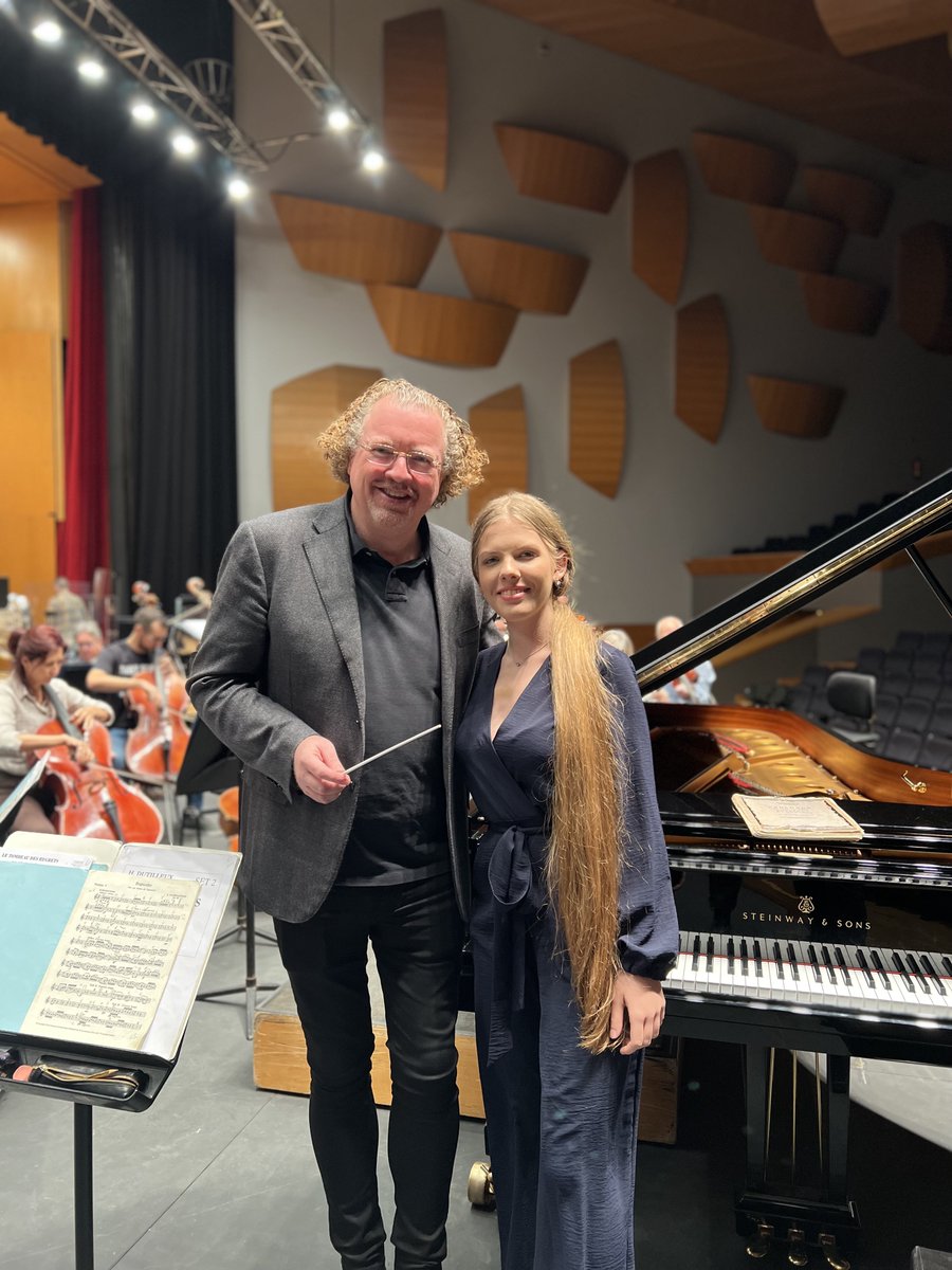 OSGgalicia's tweet photo. Recibimos a Stéphane Denève y la pianista Eva Gevorgyan esta semana.
Interpretaremos dos obras por primera vez, Metaboles de #Dutilleux y Le tombeau des regrets de #Connesson completamos el programa con Rapsodia sobre un tema de Paganini y Danzas Sinfónicas de #Rachmaninov https://t.co/PbqmyRwmtV