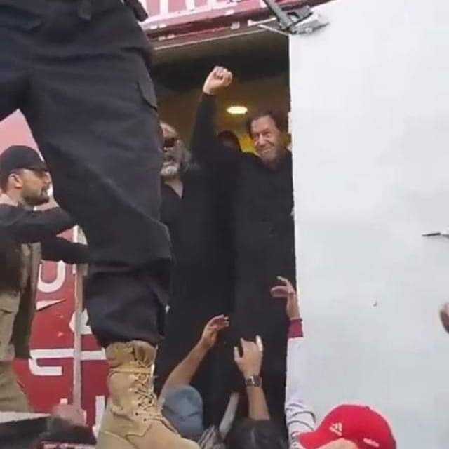 MWK88883's tweet photo. Strongly condemn firing on Imran Khan's container, praying everyone is safe.
#Imrankhan #ik #PTILongMarch #PTIFamily #Khan #ImranKhanLongMarch #imrankhanPTI #attackonIK @ImranKhanPTI @FaisalJavedKhan https://t.co/YXKL94xKwx
