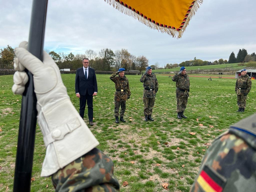 SanDstBw's tweet photo. "Sie haben sich um die Bundeswehr verdient gemacht!" #Generalstabsarzt Dr. Stephan Schmidt zeichnete heute 11 Soldat|innen des #Sanitätsregiment 2 mit dem Ehrenkreuz in Gold für eine hervorragende Einzeltat aus. Sie alle hatten im #Ahrtal in den ersten Stunden geholfen. https://t.co/QYgzyoIwFg