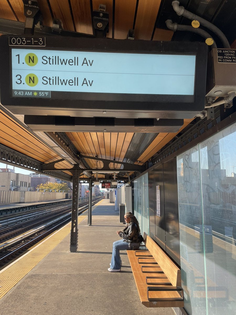 DTearsheet's tweet photo. @MTA Hi. Countdown clocks at 30 Av (Manhattan bound side) haven’t been working for a few days. One side doesn’t show the actual wait time, and the other is just “error message”. https://t.co/ufGOVJMLCz