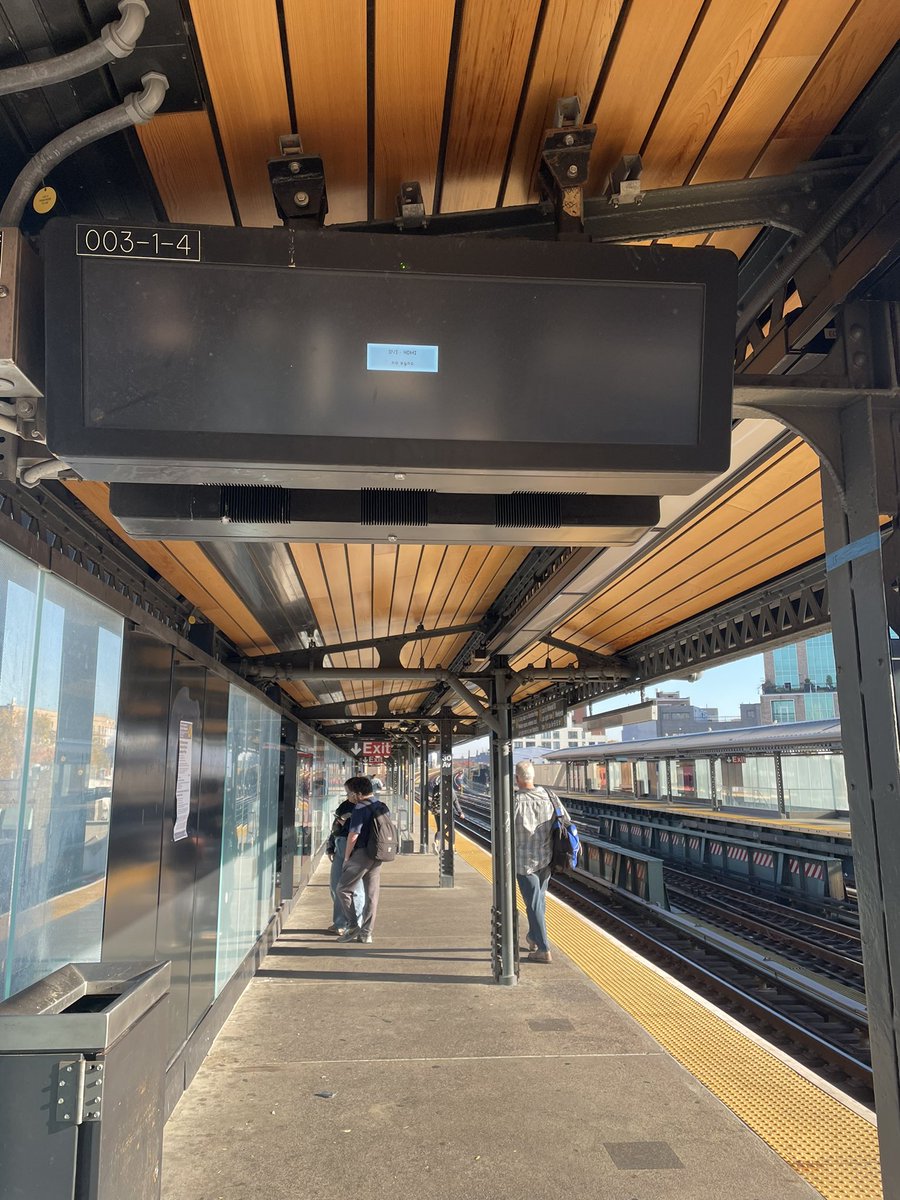 DTearsheet's tweet photo. @MTA Hi. Countdown clocks at 30 Av (Manhattan bound side) haven’t been working for a few days. One side doesn’t show the actual wait time, and the other is just “error message”. https://t.co/ufGOVJMLCz