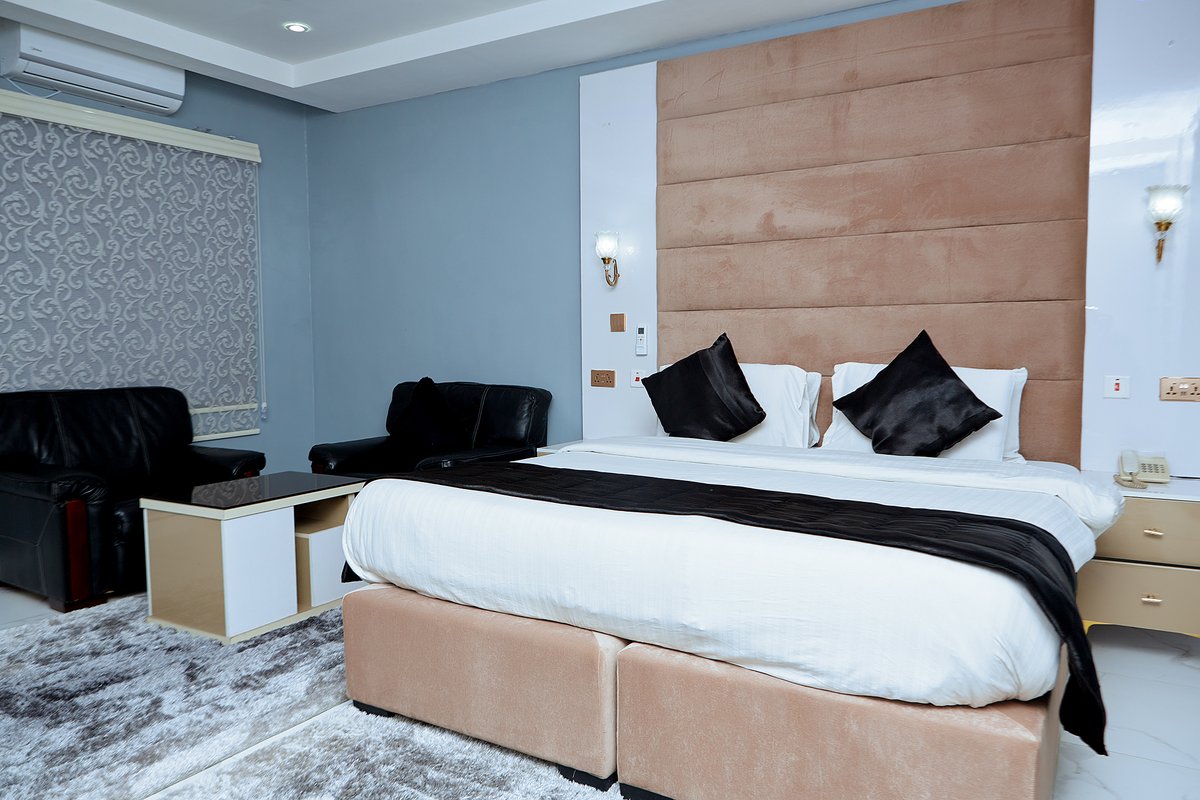 ParAstoriaHotel's tweet photo. A stay at Parkview Astoria grants you access to premium hospitality, luxurious rooms, and a wide range of delectable cuisines.
.
.
#parkviewastoriahotels #hotelsinikoyi #lagoshotels #hotelsinlagos #lagoshotels #affoardablehotelsinikyo #lagosnigeria #luxuryhotels https://t.co/osArFq2rTC