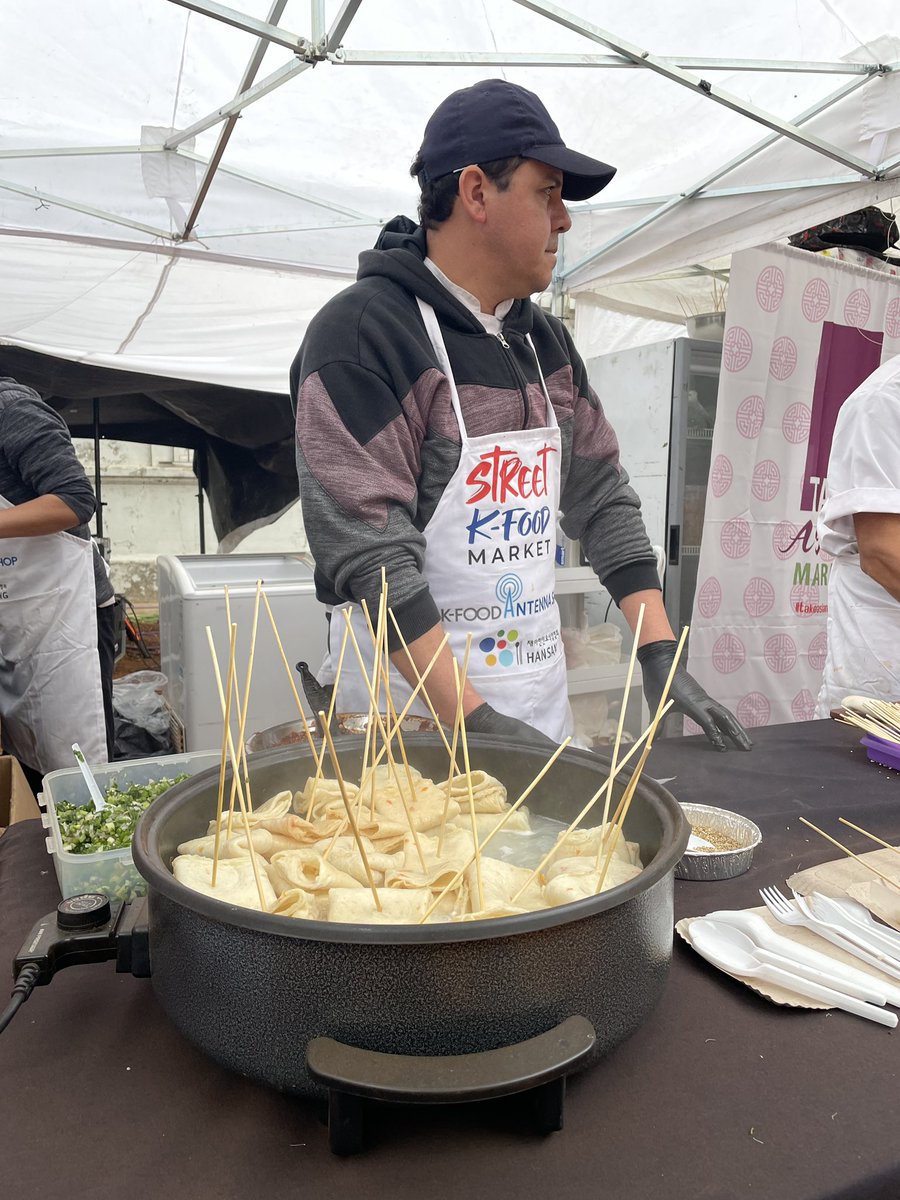 sdzotto's tweet photo. Con el objetivo de lograr la integración económica y cultural entre  #Argentina y #CoreaDelSur. Se realizó el #StreetKfoodMarket el festival de comida y arte coreano. #hansang #embajadacorea @gcba https://t.co/ogh3BZmluw