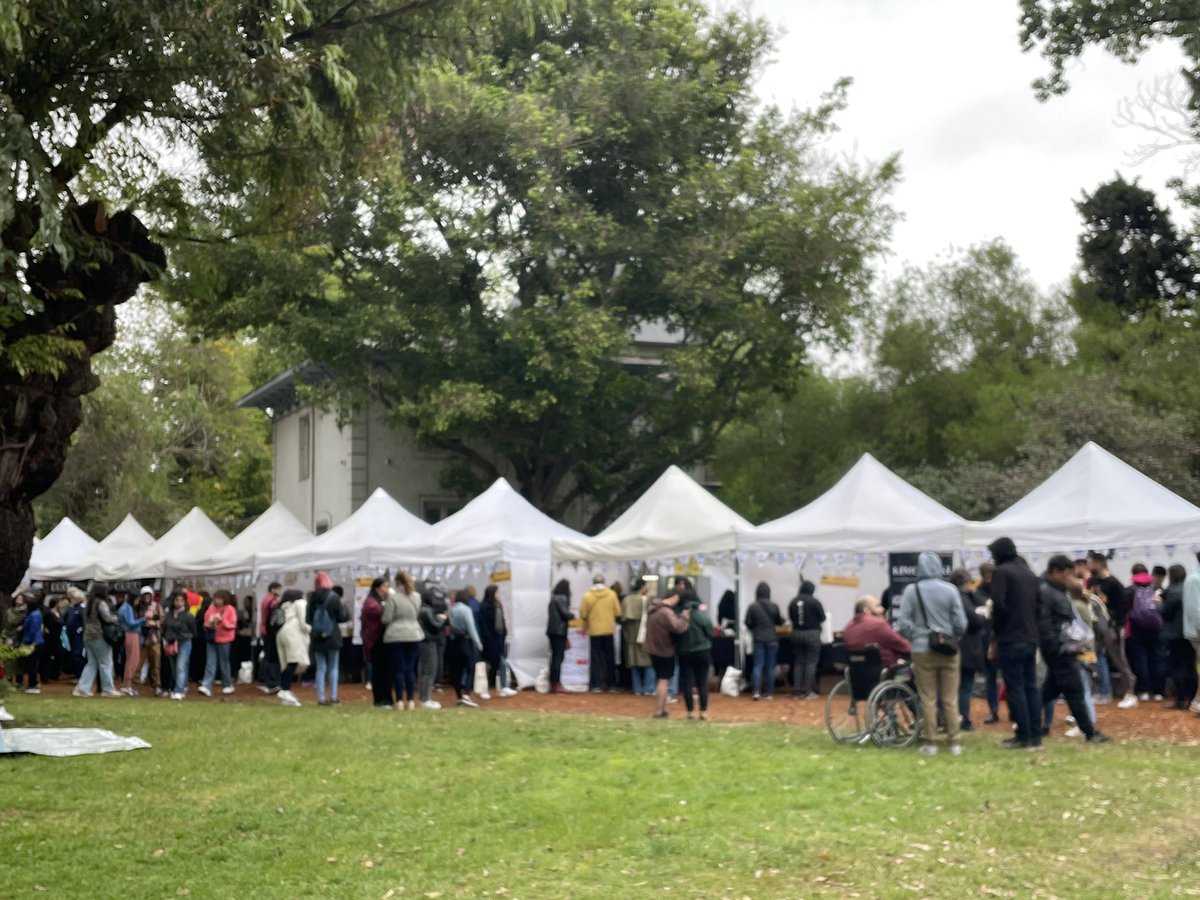 sdzotto's tweet photo. Con el objetivo de lograr la integración económica y cultural entre  #Argentina y #CoreaDelSur. Se realizó el #StreetKfoodMarket el festival de comida y arte coreano. #hansang #embajadacorea @gcba https://t.co/ogh3BZmluw