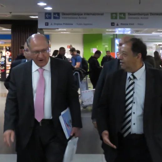 choquei's tweet photo. 🚨AGORA: O vice-presidente eleito, Geraldo Alckmin, chega em Brasília para começar a transição de Governo. https://t.co/3pE6EI4C6j