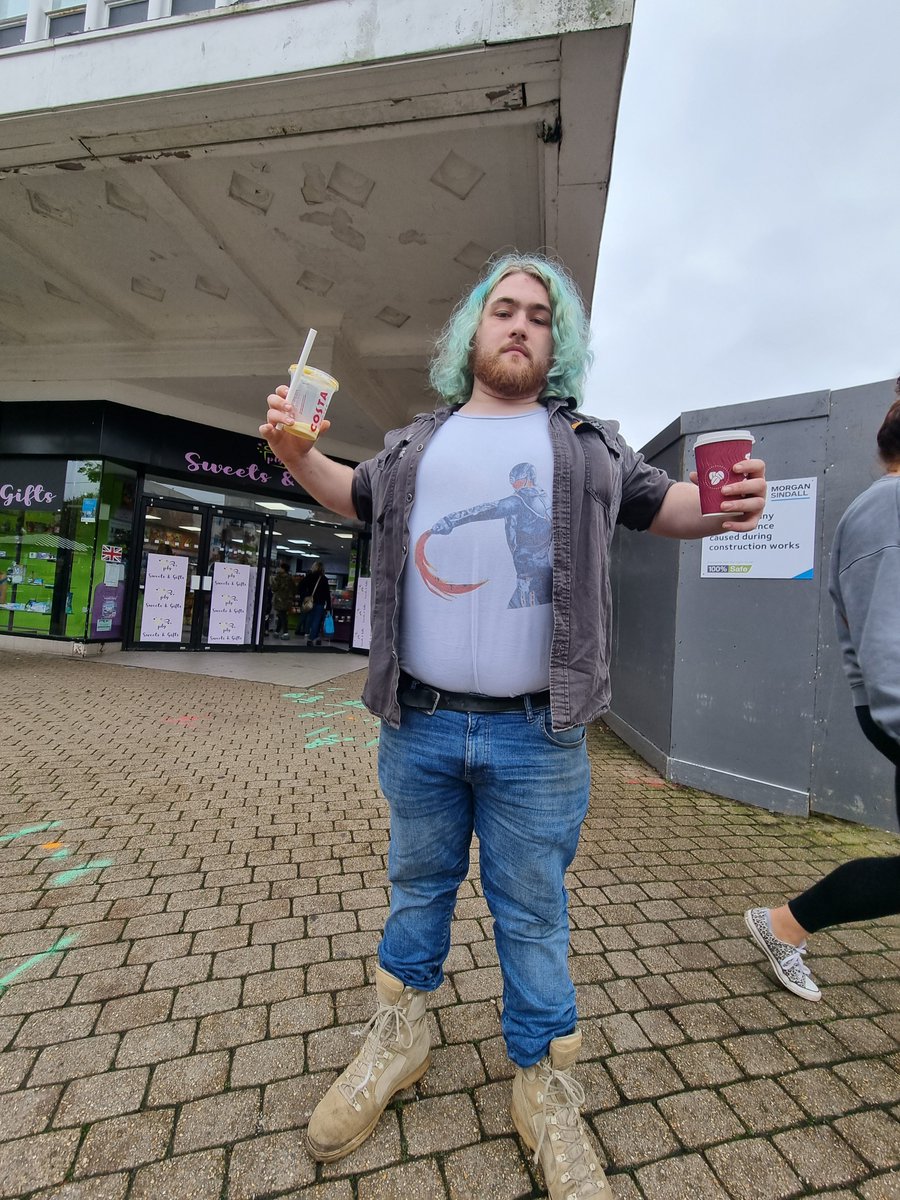 bas9dragons's tweet photo. Looking for the route to follow our dragons through Plymouth and we came across an unhelpful helper! #artistcollaboration #followthedragons #plymouth #britishartshow9 #bas9 #bas9plymouth #bas9plymouthambassador #karst #artsinstitute #thebox #mirrorgallery https://t.co/Vdhwu3AGYH