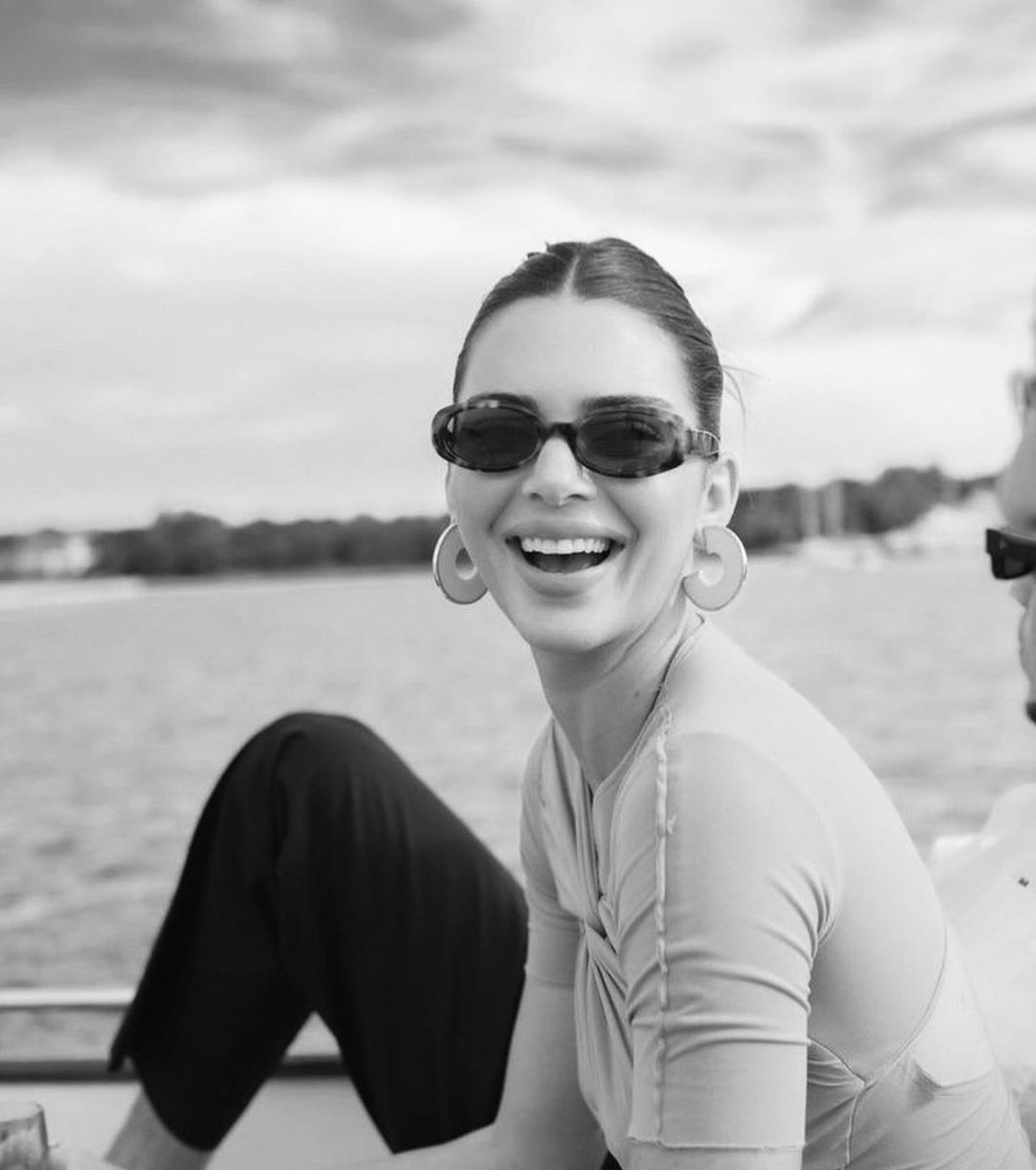envykendall's tweet photo. happy 27th birthday to the one and only, kendall jenner. keep on shinning. https://t.co/vkKAyFcg0k