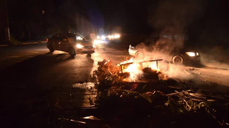 Marcella_vv's tweet photo. Há dois anos o Amapá sofria um apagão! Foram 22 dias de escuro, caos, abandono, transtorno. Isso tudo durante uma pandemia! Cerca de 765 mil pessoas, em 13 dos 16 municípios do Amapá, foram afetadas. O Governo Bolsonaro nada fez.
#SOSAmapa https://t.co/MtoNrdRNNK