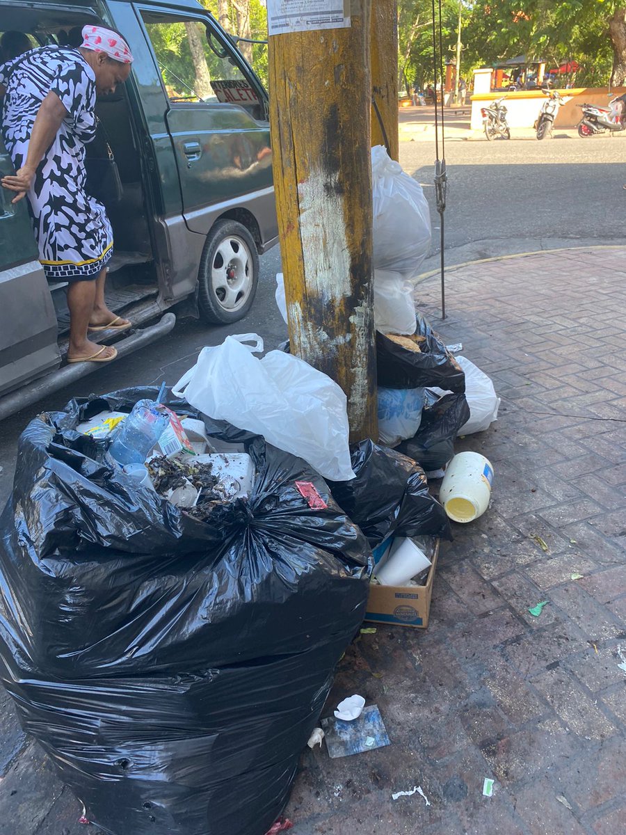 Luiyioleo's tweet photo. La Romana es una ciudad que recibe Miles de turista pero el alcalde como que no se da cuenta, estamos llenos de basura.🤦
#LaRomana 
#TonyConBasura 
#PapaBasura https://t.co/QYyDII1wmy