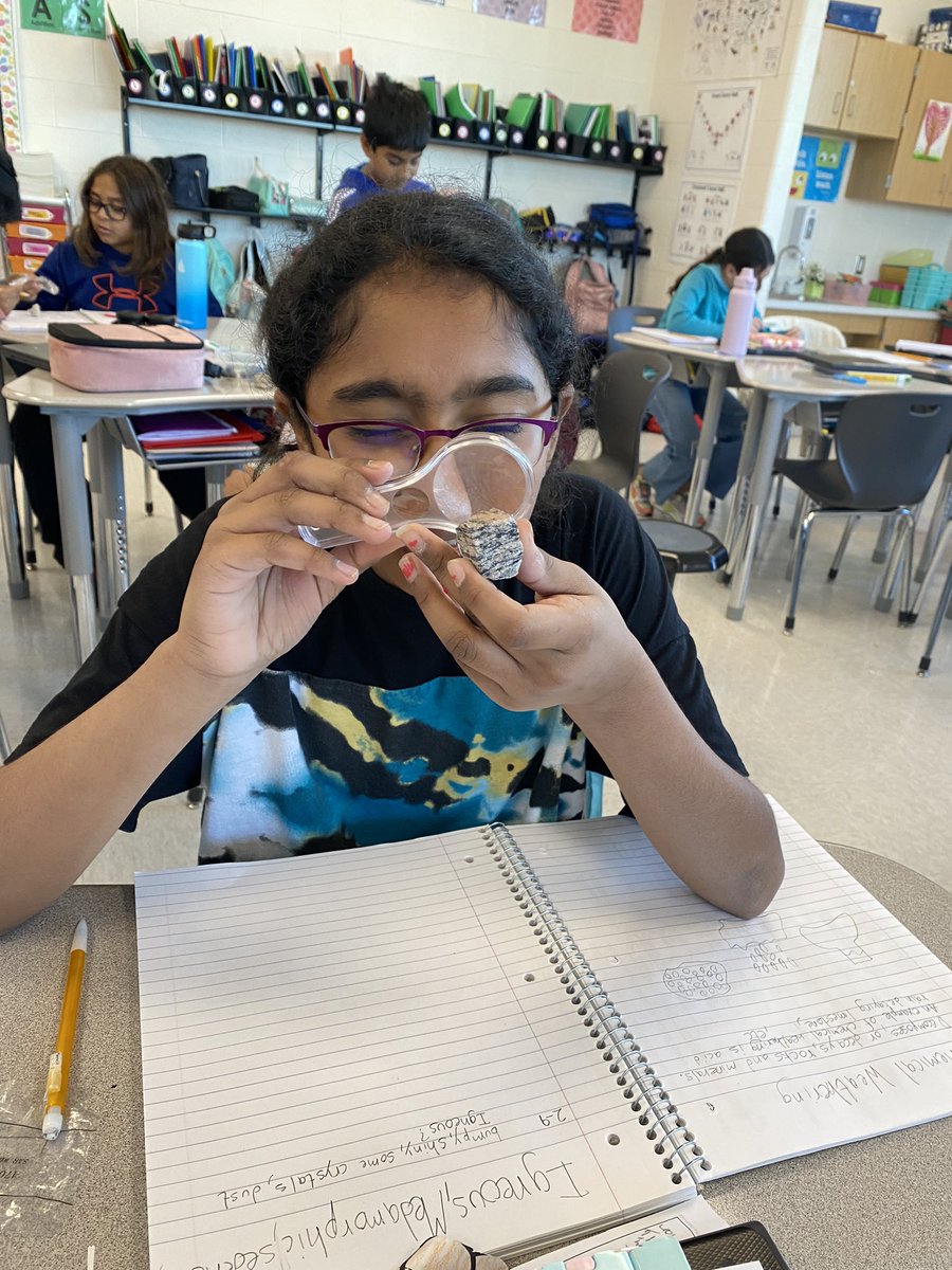 frattali_fifth's tweet photo. Lots of fun observing rocks and guessing their classification based on characteristics 🪨🔍 #teamthompson @AlexisPhan3 https://t.co/JPuWVt4RI3