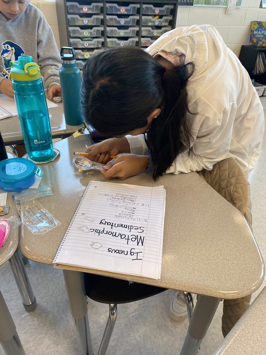 frattali_fifth's tweet photo. Lots of fun observing rocks and guessing their classification based on characteristics 🪨🔍 #teamthompson @AlexisPhan3 https://t.co/JPuWVt4RI3