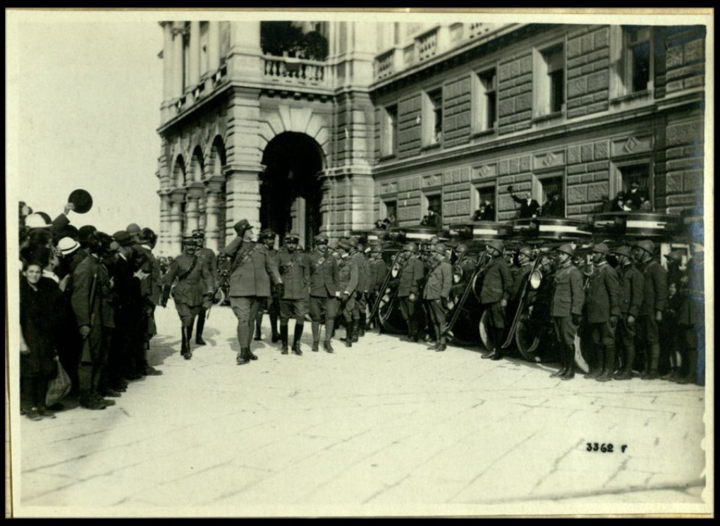 andyblanck1's tweet photo. at 4 pm, 4 torpedo boats disembark the Italian troops on the #Trieste pier already crowded with people. Italian observers fly in the sky and some armoured cars arrive from the #Hermada on the ground and will then be reviewed by Governor Petitti di Roreto.
#ww1italianArmistice https://t.co/2XWMyC3YxD