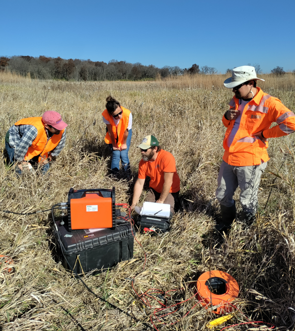 USGS_CMWSC's tweet photo. This week #USGS teams are collecting geophysical data from the Illinois River Basin as part of #NGWOS. The data will be used as ground truth for an Airborne ElectroMagnetic (AEM) survey planned for early in 2023. Stay tuned for more on the #AEM effort! https://t.co/oHT8nrPoyv https://t.co/LbxHFkdr8w