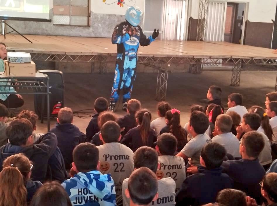 PilotoX1's tweet photo. Bandera verde #CharlasViales en la previa #GPRioUruguaySeguros @TopRaceOk @Autodromocdu este fin de semana 🏁.
Gracias Escuela 86 de Colonia Caseros 👍.
#educaciónvial #inclusión #toprace #tangoagencia #pilototango https://t.co/B4xtYUnGOB