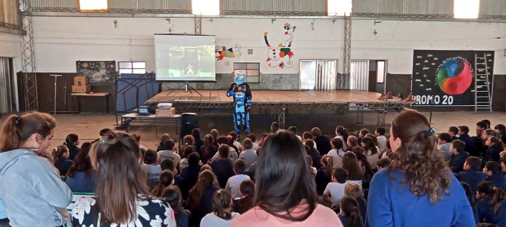 PilotoX1's tweet photo. Bandera verde #CharlasViales en la previa #GPRioUruguaySeguros @TopRaceOk @Autodromocdu este fin de semana 🏁.
Gracias Escuela 86 de Colonia Caseros 👍.
#educaciónvial #inclusión #toprace #tangoagencia #pilototango https://t.co/B4xtYUnGOB