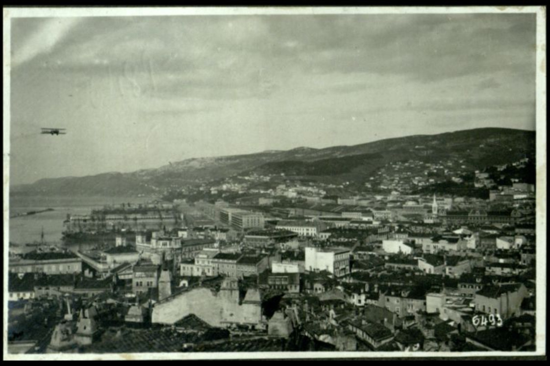 andyblanck1's tweet photo. at 4 pm, 4 torpedo boats disembark the Italian troops on the #Trieste pier already crowded with people. Italian observers fly in the sky and some armoured cars arrive from the #Hermada on the ground and will then be reviewed by Governor Petitti di Roreto.
#ww1italianArmistice https://t.co/2XWMyC3YxD