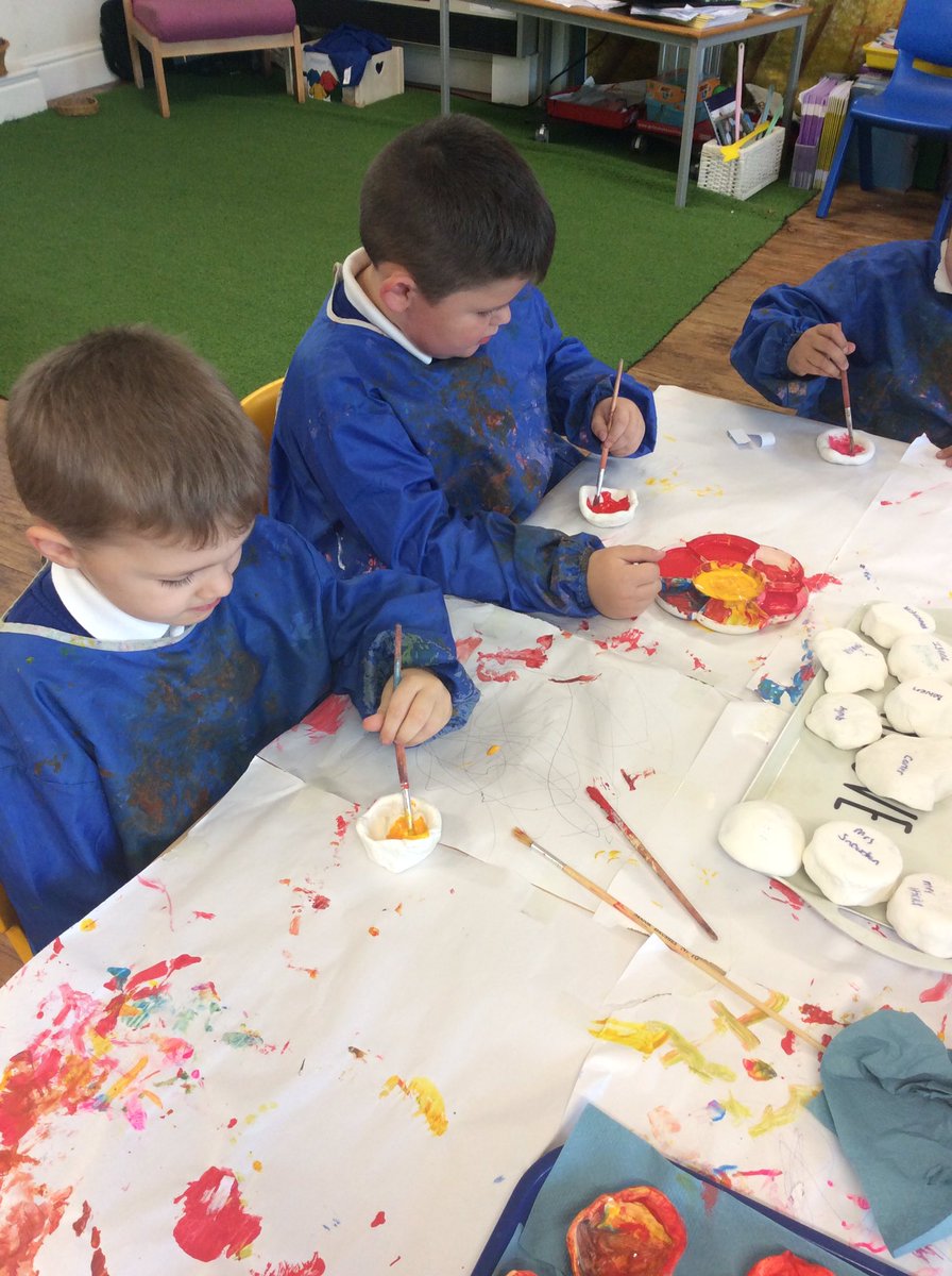 TPAYear2EL's tweet photo. We have been decorating our diya lamps this afternoon @DeltaTheParks @TPAF2LB #TPARE #TPAF2RE https://t.co/VE1gN5S89E