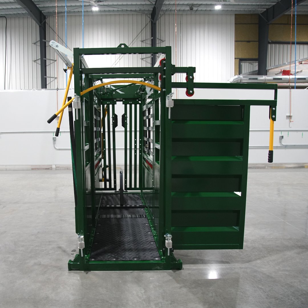 Arrowquip's tweet photo. Get practical, efficient, quiet cattle handling with the Q-Catch 74 Series. Complete with head holder, sternum bar and true rubber floor #cattlechute #qcatch #arrowquip β‘οΈ https://t.co/jF86ozfJjx https://t.co/KOAKBoLAo8