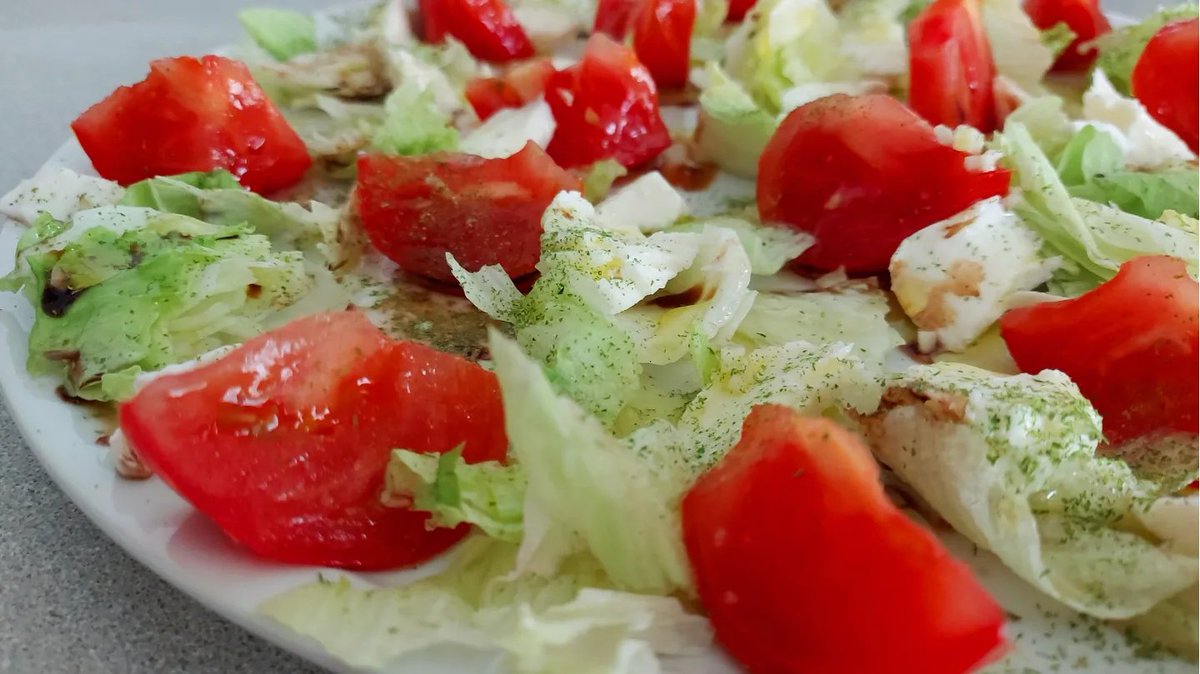 comocomodiadia's tweet photo. #ensalada... #tomatedemarjal #mozzarella, #ajo, #vinagre, #aove y #sal... #guisoyo #comocomodiadi https://t.co/LQfbfcvMas