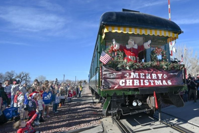 ASLRRA's tweet photo. This holiday season our members will offer memorable winter excursions, collect 1000s of donated toys &amp; volunteer time, manpower &amp; equipment for community events. See our newsletter for a sample of all the happenings! https://t.co/zjRsKV0Zam

pics: @North_Shore_RR, OmniTRAX https://t.co/rH7peCzpXQ