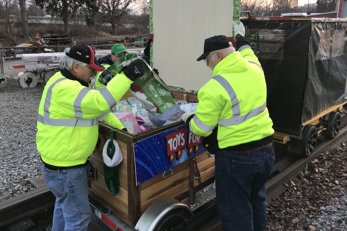 ASLRRA's tweet photo. This holiday season our members will offer memorable winter excursions, collect 1000s of donated toys &amp; volunteer time, manpower &amp; equipment for community events. See our newsletter for a sample of all the happenings! https://t.co/zjRsKV0Zam

pics: @North_Shore_RR, OmniTRAX https://t.co/rH7peCzpXQ