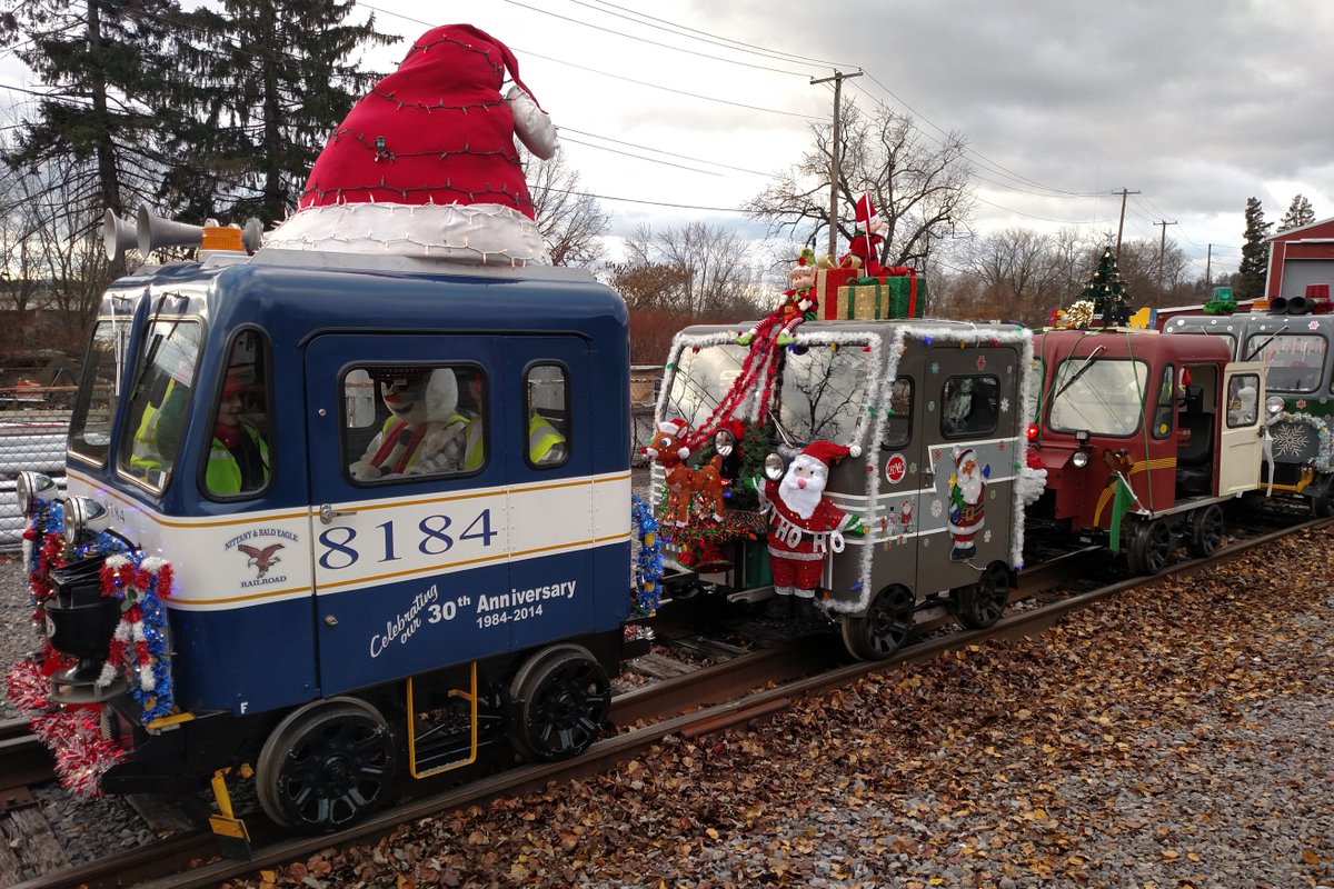 ASLRRA's tweet photo. This holiday season our members will offer memorable winter excursions, collect 1000s of donated toys &amp; volunteer time, manpower &amp; equipment for community events. See our newsletter for a sample of all the happenings! https://t.co/zjRsKV0Zam

pics: @North_Shore_RR, OmniTRAX https://t.co/rH7peCzpXQ