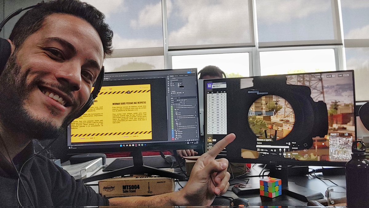 lucashazen's tweet photo. Essa semana ta sendo assim. Trampo no monitor 1 e mundial @PUBG_BR no monitor 2. 🔥
@CanedoGames @nevesthaue #pubg #pubgbr #pubgbrasil #PUBGEsports https://t.co/nMY2B8xWGr