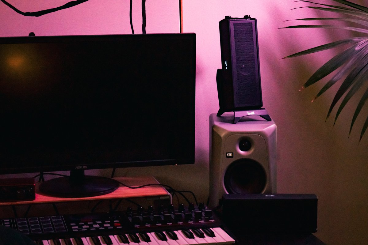 Welcome to the future of stereo! The JAM5's breakthrough design maximizes sound quality while minimizing distortion. And with a battery life of up to 18 hours, it's as powerful on the go as it is at home. 

#JAM5 #TrulliAudio #TrulliFam #Hifi #Bluetooth #PortableSpeaker