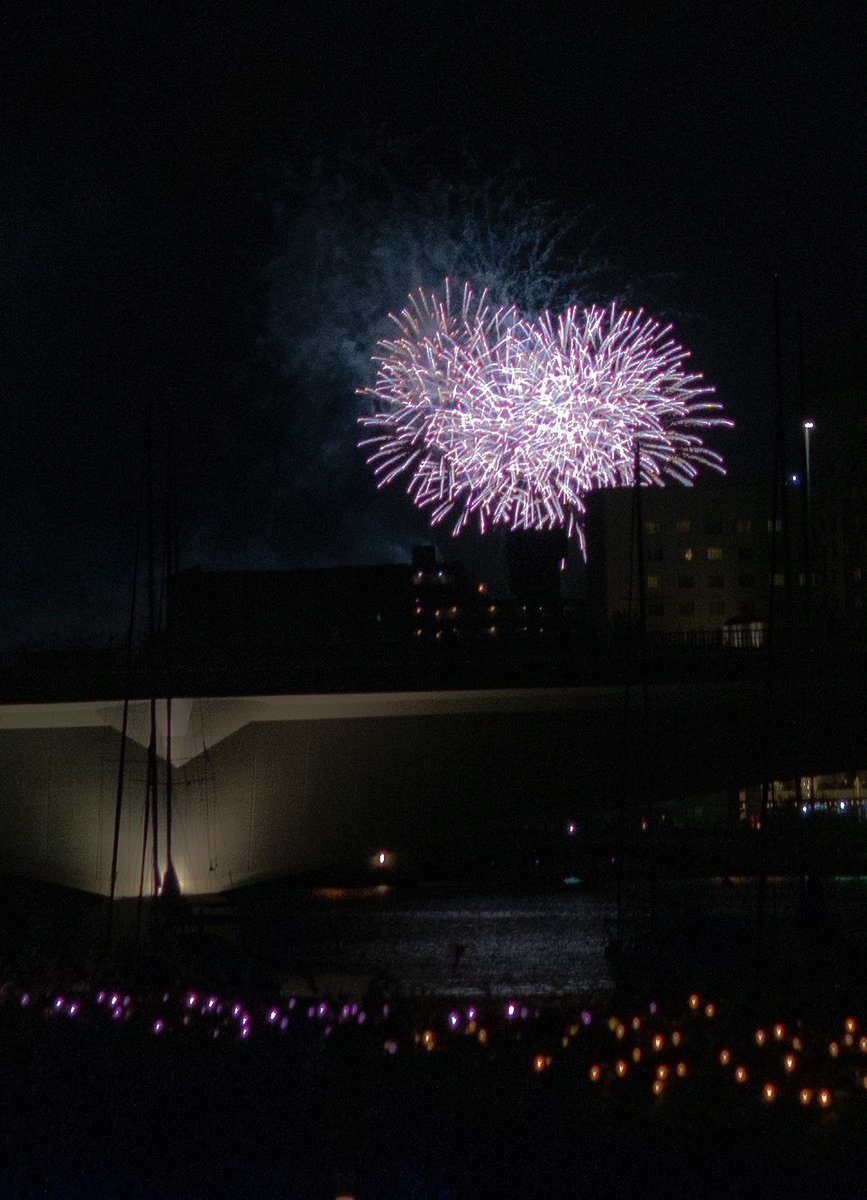 mito_chan027's tweet photo. 新潟花火綺麗だったな
途中から花火見ずに、いけないことをしてしまったけど🫢
安定のラーメン🍜 https://t.co/3KSvPC77uj