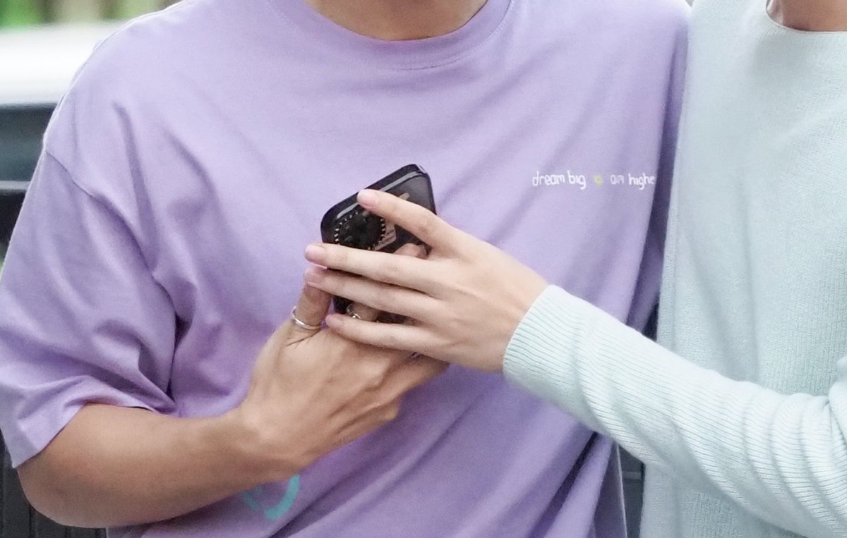 linjeffbar's tweet photo. Ideal couple hands for me 😭😭😭

I always thought Barcode’s hand looks kinda big and manly but when putting them beside eo like this, it’s like unlock a whole new interest 🥹

#KedsThailandXJeffBarcode https://t.co/fXaZRXeLVK