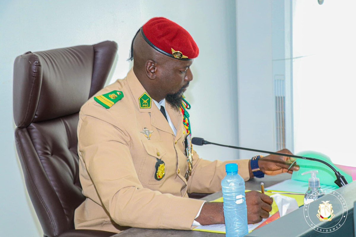 FacelyKonate1's tweet photo. Du 1er janvier au 2 novembre 2022, le colonel #Doumbouya a signé 𝟓𝟐𝟗 𝐃𝐄́𝐂𝐑𝐄𝐓𝐒.
#Guinée https://t.co/n49i4rZgPT