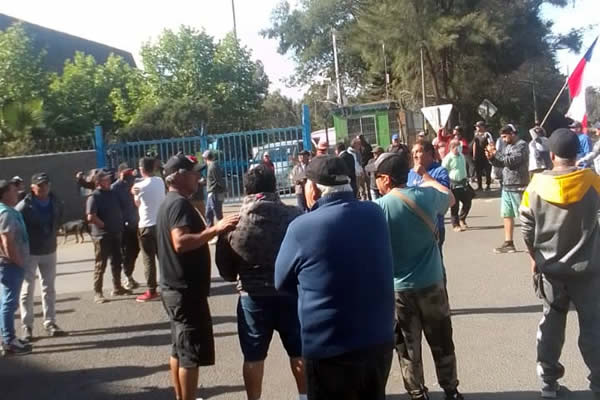 labahiaonline_'s tweet photo. Cerca de 300 pescadores artesanales se tomaron la mañana de este jueves los accesos a la planta de AES Gener ubicada en el puerto de Ventanas en la comuna de Puchuncaví, región de Valparaíso.
A RadioBío Bío, el presidente de la Federación de #AESGENER
https://t.co/7Nz7gwgu7R https://t.co/kX8pnW6DCY