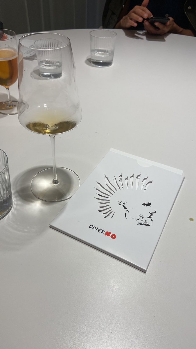 cocinandos's tweet photo. Ayer cenamos en #Diverxo y cuando terminamos, volvimos a #Leon. Mientras conducía, iba repasando la cena y me hice la siguiente pregunta. ¿Que coj… va a hacer @Dabizdiverxo cuando cambie de ubicación para mejorar la cena de ayer? Lo veo imposible, que locura de cena. #Notienefin https://t.co/FF7fJf6Zcl