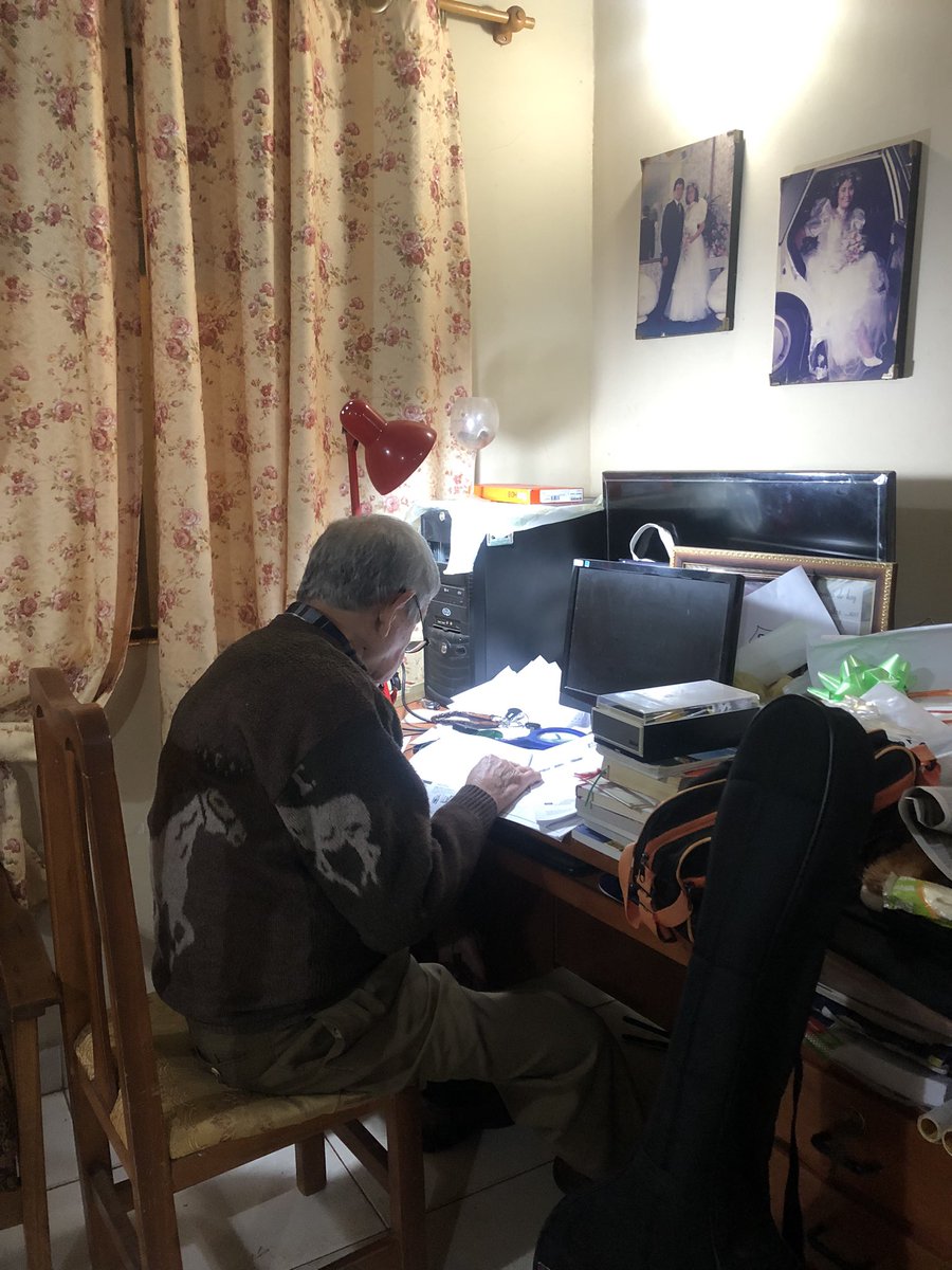 eugearvi's tweet photo. Mi papá se anotó voluntariamente al censo. Ayer le tomé esta foto, estaba leyendo el manual del censista. Así de comprometido está 🤩😍 https://t.co/AiWA7Qu6IZ