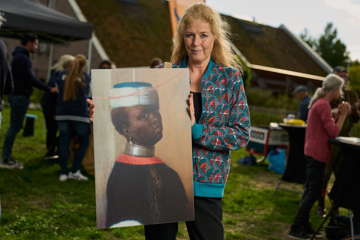 CentraalMuseum's tweet photo. Welke werken uit de museumcollectie zijn favoriet bij buurtbewoners? Monique kiest voor @joycevlaming's 'Onbekende persoon 1739' (2018-2019): 

"Ik vind het mooi hoe iemand die meestal in de marge wordt afgebeeld nu een prominent, krachtig portret heeft gekregen."

📷 Kaka Lee https://t.co/TXgpnns9RC