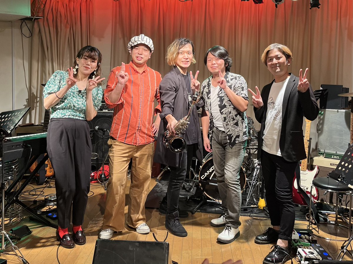 AltoAlto0906's tweet photo. 🎷すたべるの音楽会🎸
「スゴい😳」「カッコイイ😍」「楽しい🎵」が詰まりに詰まったLIVEでした✨
アコースティック・クラシック・バンド…何をとっても最高‼️
プロの素晴らしさたっくさん✨
そしてサポートの皆様が最高😊💖
次は12月…待ち遠しい🥰🎵
#STARBELLPLUS
#津田征吾 さん
#小倉諭史 さん https://t.co/rH89fdH611