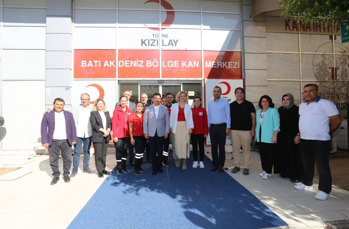avesraozkoc's tweet photo. Kepez Belediye Başkanımız Sn.Hakan Tütüncü ve Ak Parti Muratpaşa İlçe Bşknı Sn. Osman Ülker Kızılay Haftamız vesilesiyle ziyaretimize geldiler..
Nazik ve içten ziyaretleri için teşekkür ediyoruz.🌙
@HTutuncu 
@osmanulker07 
@AntalyaBKM 
@Kizilay 
@tkzlyantsube https://t.co/wOA6kxLOYq