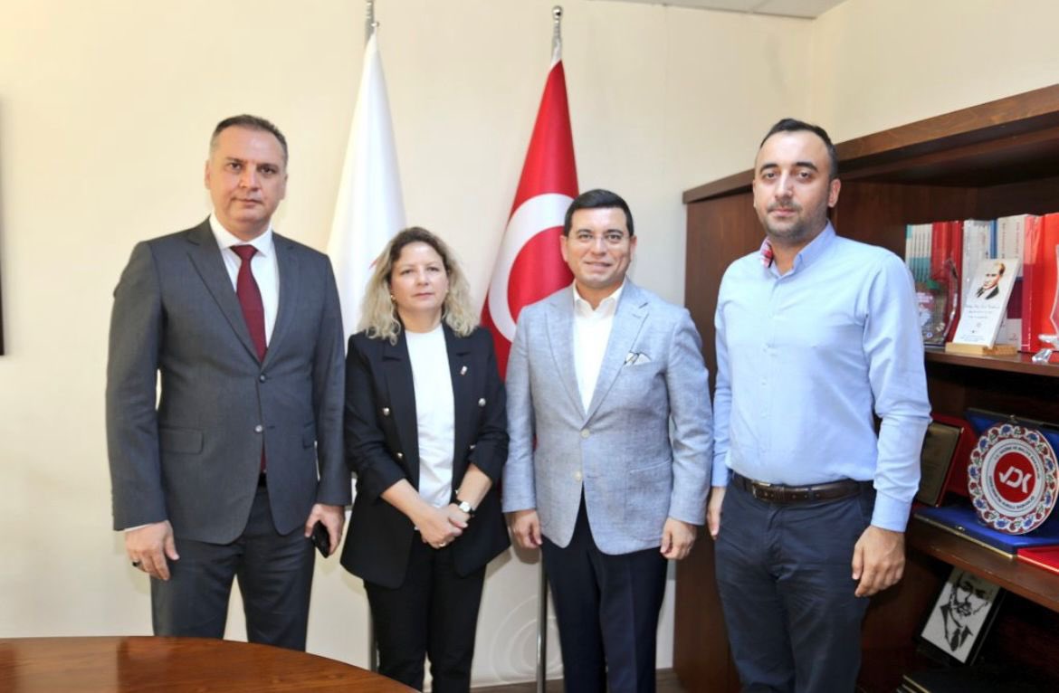 avesraozkoc's tweet photo. Kepez Belediye Başkanımız Sn.Hakan Tütüncü ve Ak Parti Muratpaşa İlçe Bşknı Sn. Osman Ülker Kızılay Haftamız vesilesiyle ziyaretimize geldiler..
Nazik ve içten ziyaretleri için teşekkür ediyoruz.🌙
@HTutuncu 
@osmanulker07 
@AntalyaBKM 
@Kizilay 
@tkzlyantsube https://t.co/wOA6kxLOYq