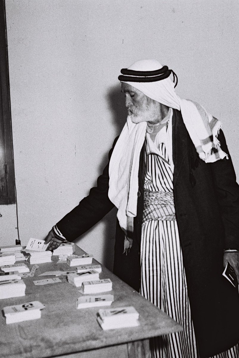 صورة لناخب إسرائيلي عربي يشارك في أول انتخابات للكنيست عام 1949.
 هوغو مندلسون ...