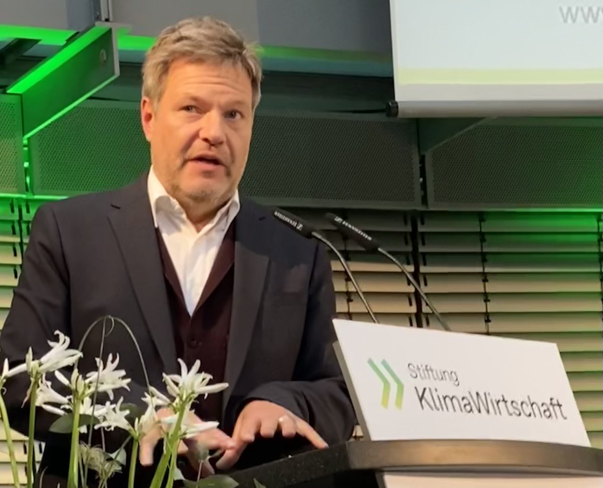 “Die strukturelle Krise unserer Zeit ist die globale Erderwärmung. Und wir werden daran gemessen werden, diese Krise beherrschbar zu halten.” Vizekanzler Robert Habeck in seiner Keynote bei der #jk22 #ZukunftKlimaWirtschaft #Habeck #klimaschutz #climatechange