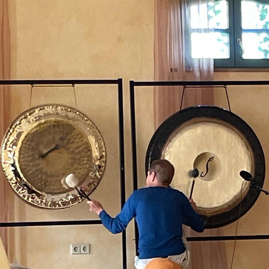 kosmo2035's tweet photo. TRANSFIGURATION INTENSIV II · PRÄSENZ-Workshop im Schloss Wasmuthhausen.⁠

Gongsession mit Fredy Spreitzer.

#kosmosophia #kosmosophia2035 #schloss #wasmuthhausen #maroldsweisach #coburgerland #2022 #meditation #yoga #gongsession https://t.co/NoXDcEIupy