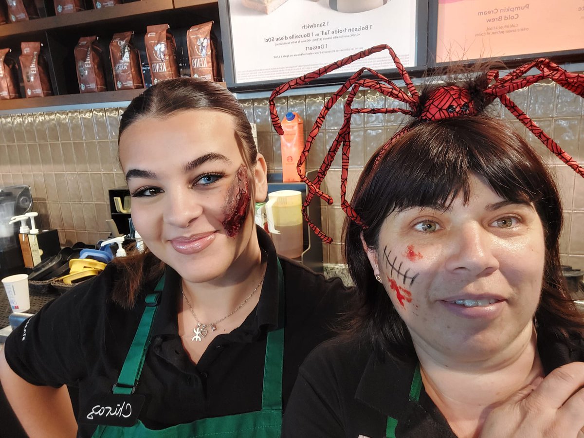 👻 #Halloween2022 chez Areas🎃

Nos équipes du <a href="/McDonaldsFrance/">McDonald's France</a> et @StarbucksFrance sur l'aire de Macon St Albain autoroute A6, ont fait vivre à nos clients une expérience 100% Halloween🕸️🕷️🧛

Chez AREAS, les voyageurs bénéficient d’une pause gourmande et de qualité !

#areas