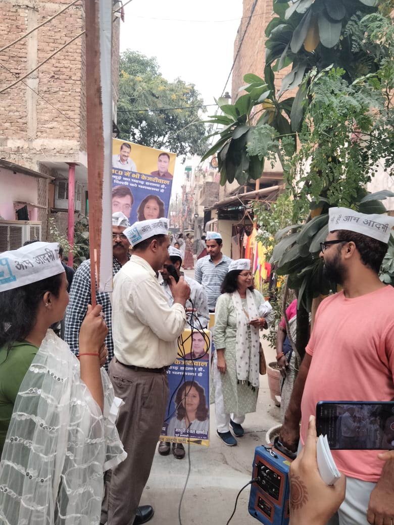 madhuri_var's tweet photo. कूड़े के पहाड़ को हटाना है
दिल्ली को चमकाना है
आज से #ward121 में घर घर #भाजपा के #भ्रष्टाचार के विरूद्ध जागरूकता अभियान की शुरुआत अपने साथियों के साथ की
#mcdmeinbhikejriwal
@ArvindKejriwal @msisodia @AtishiAAP @ipathak25 @vaibhav4aap @24shailesh https://t.co/E2hrFGlcim