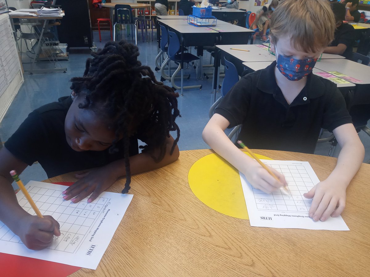MrsLiteracy's tweet photo. Phoneme-grapheme mapping during our Needs-Based Small group. Students are mapping Vowel-Consonant-Silent e syllable words. @SoRclassroom @WallsAtFrancis #structuredliteracy #phonics #literacygroups #LETRS https://t.co/dXAguh6HiT