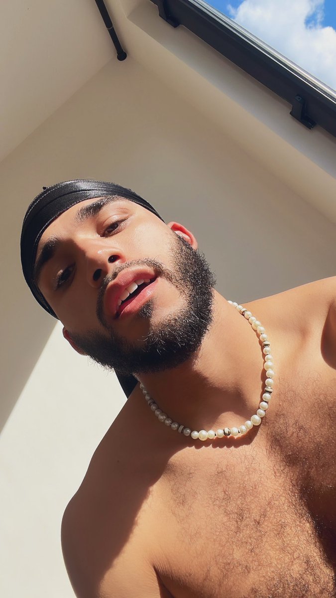str8rimjob's tweet photo. He is fine af. https://t.co/JsiaUtBEG1