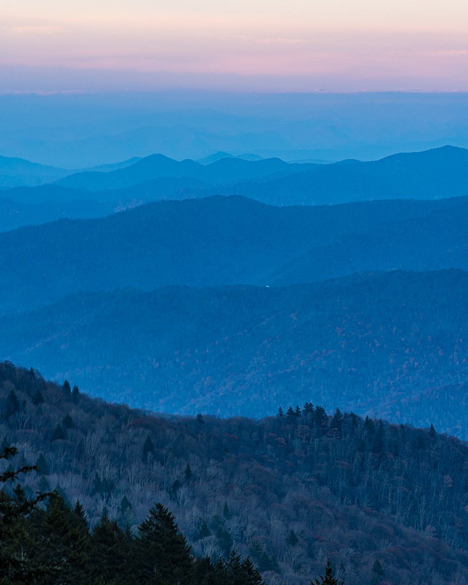 AshevillePictu1's tweet photo. The eastern horizon at sunset https://t.co/arqEI2OHJj
