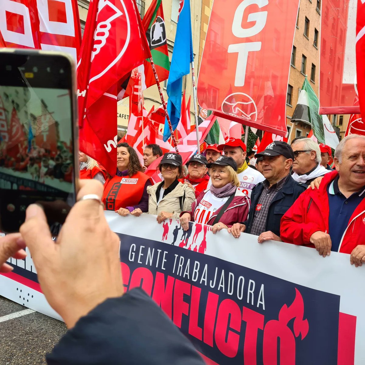 UGTExtremadura's tweet photo. 🔴Manifestación en Madrid 

✊️Por justicia salarial y contra la crisis del coste de la vida

✊️Solo con la movilización y la fuerza sindical somos capaces de cambiar las cosas. 

💪🏽¡Hoy peleamos, hoy luchamos, hoy ganamos!

#SalarioOConflicto 🔥🔥🔥
#ConUGTGanas https://t.co/s7JMYRlRCz